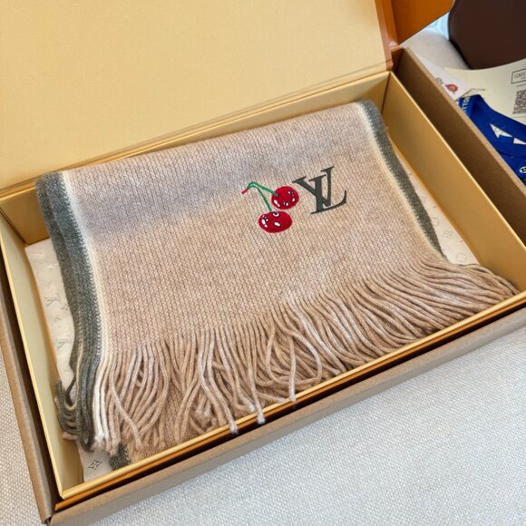 Louis Vuitton Women's Scarf - Picture 1 of 4